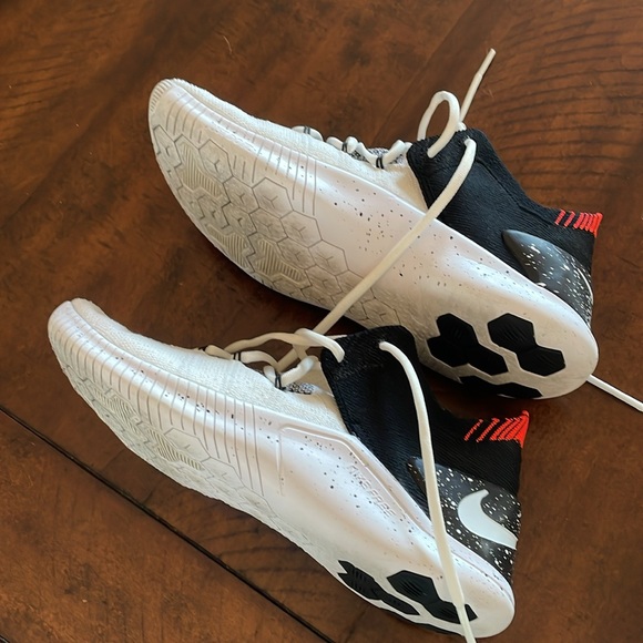 Nike women’s size 7 sneakers canvas lightweight… Black and white with neon trim - Picture 2 of 5